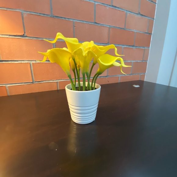 W: 5in L: 10in artificial yellow calla lily flowers in pot - Picture 1 of 4